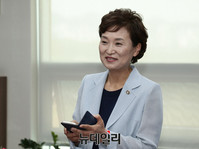 [포토] 밝은표정의 김현미 국토부장관 후보자