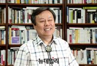 [포토] 밝은얼굴의 도종환 문체부장관 후보자