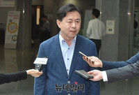 [포토] 기자들의 질문에 답하는 김영춘 해수부장관 후보자