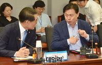 [포토] 대화 나누는 김영춘-김재수