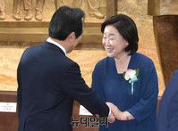 [포토] 여야 지도부와 인사 나누는 정세균 국회의장