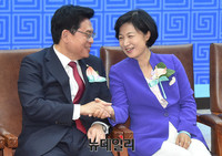 [포토] 대화 나누는 정우택-추미애