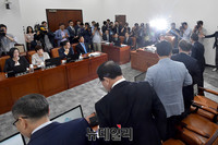 [포토] 자리 떠나는 이낙연 청문특위 자유한국당 의원들