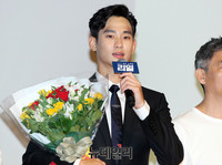 [포토] '리얼' 김수현, 꽃다발 손에 들고