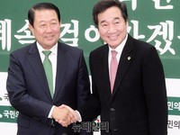 [포토] 악수하는 이낙연-박주선