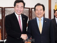 [포토] 악수하는 이낙연-정세균