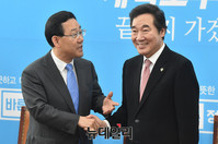 [포토] 악수 나누는 주호영 원내대표와 이낙연 신임 총리