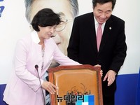 [포토] 이낙연 총리 의자 빼주는 추미애