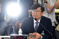 [포토] 의원들의 질문에 답하는 김상조 후보자