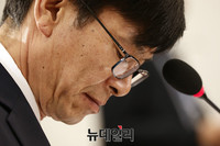 [포토] 생각에 잠겨 있는 김상조 공정거래위원장 후보자