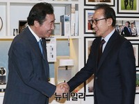 [포토] 악수하는 이명박-이낙연