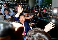 [포토] 홍준표 귀국, 차에 오르는 홍준표