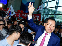 [포토] 귀국 후 지지자들에게 손흔드는 홍준표
