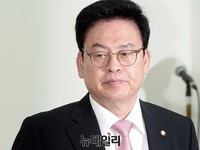 [포토] 비상대책위원회의 참석하는 정우택