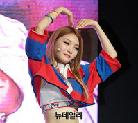 [포토] 청하 '남심 사로잡는 깜찍한 포즈'