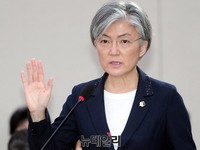 [포토] 선서하는 강경화 외교부장관 후보자