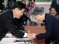 [포토] 악수하는 강경화 후보자