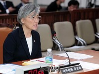 [포토] 질문에 답하는 강경화 후보자