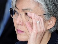 [포토] 안경 만지는 강경화 후보자