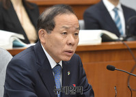 [포토] 질문에 답하는 김이수 헌번재판소장 후보자