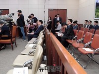 [포토] 강경화 인사청문회, 퇴장하는 외교부직원