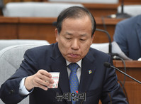 [포토] 물마시는 김이수 헌재소장 후보자