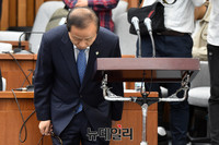 [포토] 인사하는 김이수 헌재소장 후보자