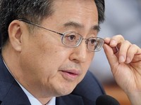 [포토] 안경 만지는 김동연 경제부총리 후보자