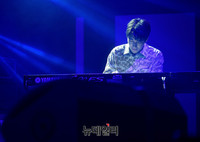 [포토] 키보드 연주하는 FT아일랜드 리더 최종훈