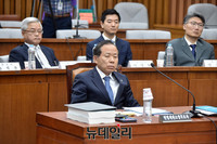 [포토] 의원들의 질문 경청하는 김이수 헌재소장 후보자
