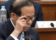 [포토] 자료 검토하는 김이수 헌법재판소장 후보자
