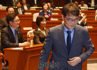 [포토] 단상으로 향하는 장하성 대통령비서실 정책실장