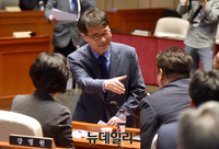 [포토] 더불어민주당 지도부와 인사 나누는 장하성 실장