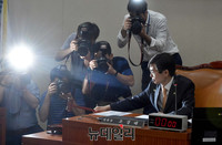 [포토] 김동연 인사청문보고서 채택하는 조경태 위원장