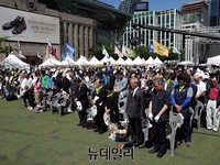 [포토] 민중의례하는 추모제 참가자
