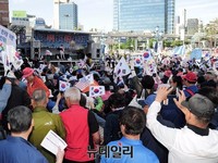 [포토] 서울역광장 물들인 태극기물결