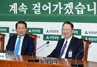 [포토] 대화나누는 박주선-박용만