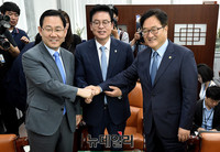 [포토] 악수하는 주호영-정우택-우원식