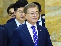 [포토] 국회 본회의장 입장하는 문재인