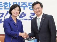 [포토] 악수하는 김동연-추미애