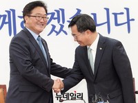 [포토] 악수하는 김동연-우원식