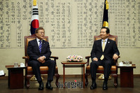 [포토] 환담 나누는 문재인 대통령-정세균 국회의장