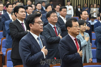 [포토] 국민의례 하는 자유한국당 정우택 원내대표