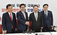 [포토] 자유한국당 정우택 원내대표 찾은 박용만 회장