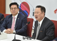 [포토] 대화 나누는 정우택-박용만