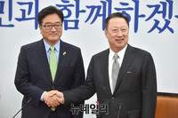 [포토] 악수 나누는 박용만 대한상의회 회장과 우원식 원내대표