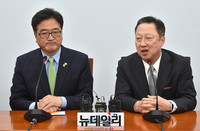 [포토] 대화 나누는 우원식-박용만