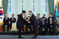 [포토] 임명장 받는 김상조 신임 공정거래위원장