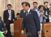 [포토] 청문회장 떠나는 도종환 문체부장관 후보자