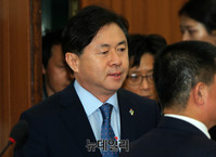 [포토] 인사청문회 입장하는 김영춘 해수부장관 후보